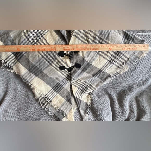 Sonoma Women's Poncho, Cream, Gray & Black Plaid w/Two Toggle Front Closure; OS - Picture 8 of 10